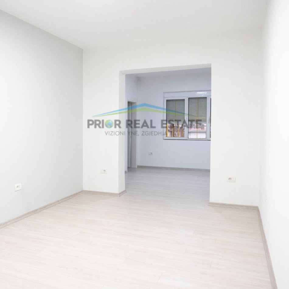 Tirane, jepet me qera apartament 2+1+2+tarrace per zyra, Kati 6, 193 m² 100.000leke/muaj (Sheshi Willson)