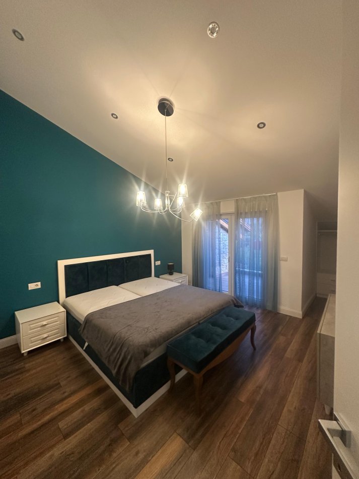 Tirane, jepet me qera apartament+verande | Penthouse 3+1 Kati 3, 200 m² 1.500 € (TEG)