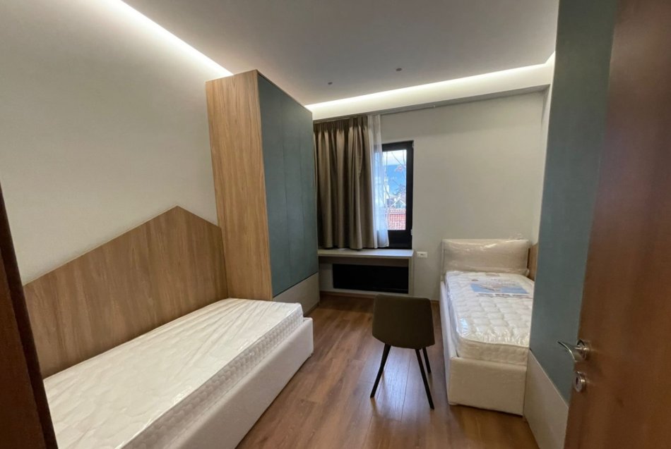 Tirane, jepet me qera apartament 2+1 Kati 4, 111 m² 830 € (Farmacia 10)