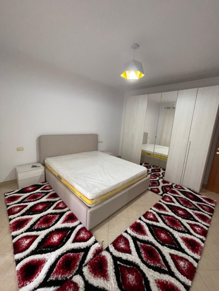 Tirane, jepet me qera apartament 2+1 , 94 m² 800 € (Komuna e Parisit)