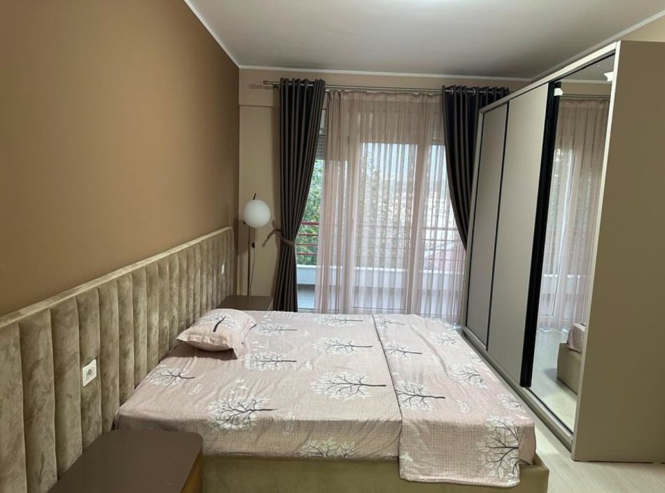 Tirane, jepet me qera apartament 3+1+Ballkon Kati 5, 190 m² 1.300 € (Kopleksi FZ)