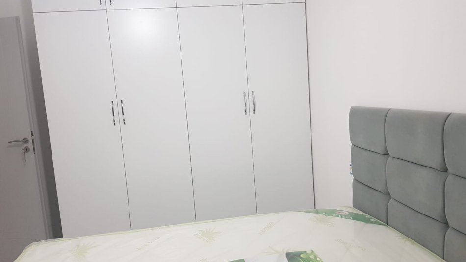 Tirane, jepet me qera apartament 1+1 , 61 m² 650 € (Komuna e Parisit)