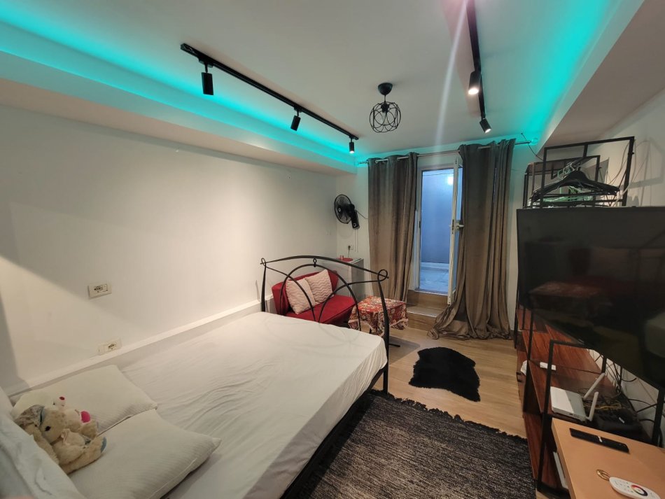 Tirane, jepet me qera apartament 1+1 , 350 € (Komuna e Parisit)