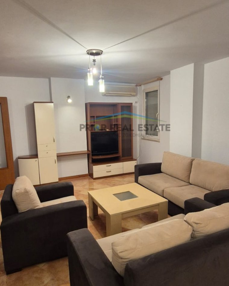 Tirane, jepet me qera zyre 3+1+2+Post Parkimi, Kati 3, 127 m² 1.400 € (Ekspozita)
