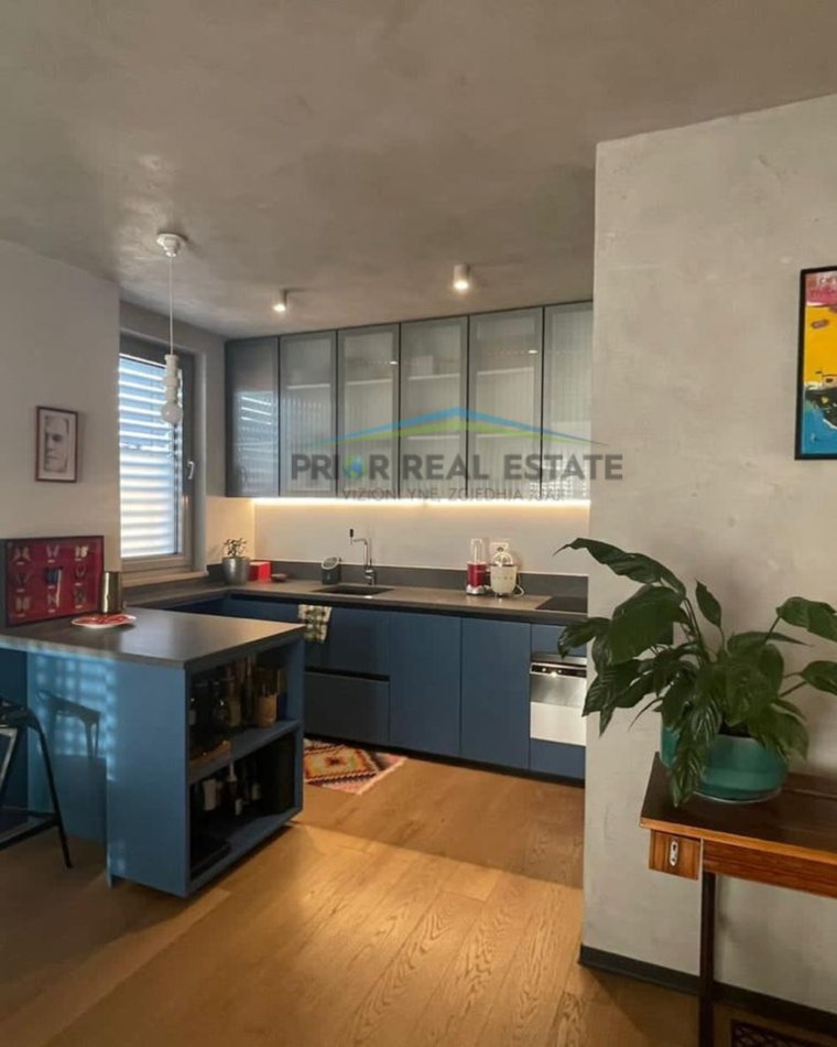 Tirane, jepet me qera apartament 3+1+Ballkon Kati 4, 134 m² 2.000 € (Stadiumi Dinamo)