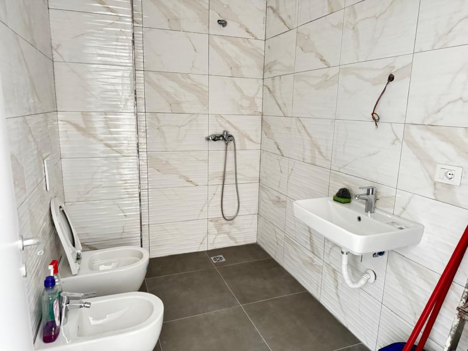 Tirane, jepet me qera apartament 1+1 Kati 2, 50 m² 450 € (Rruga Karl Gega)