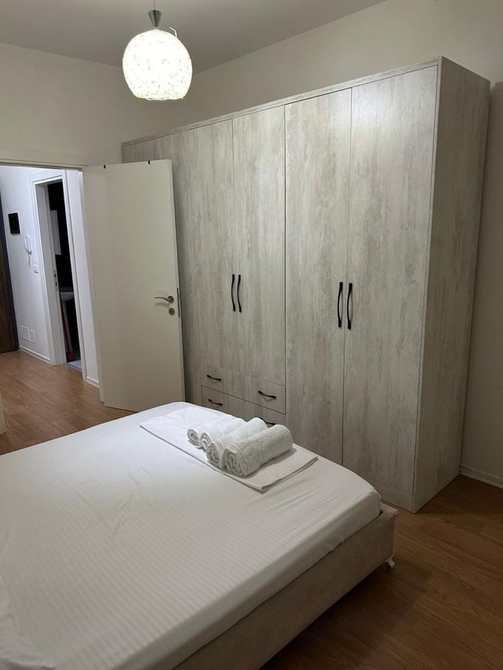 Tirane, jepet me qera apartament 1+1 Kati 4, 70 m² 500 € (Materniteti i Ri)