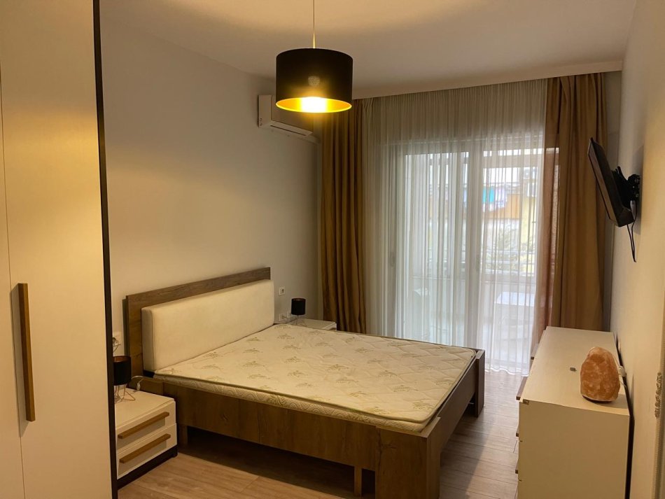 Tirane, jepet me qera apartament 2+1 Kati 4, 90 m² 850 € (Liqeni i Thate)
