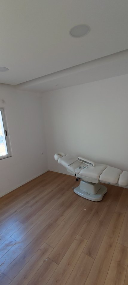 Tirane, jepet me qera zyre Kati 0, 200 m² 2.000 € (Parku Olimpik)