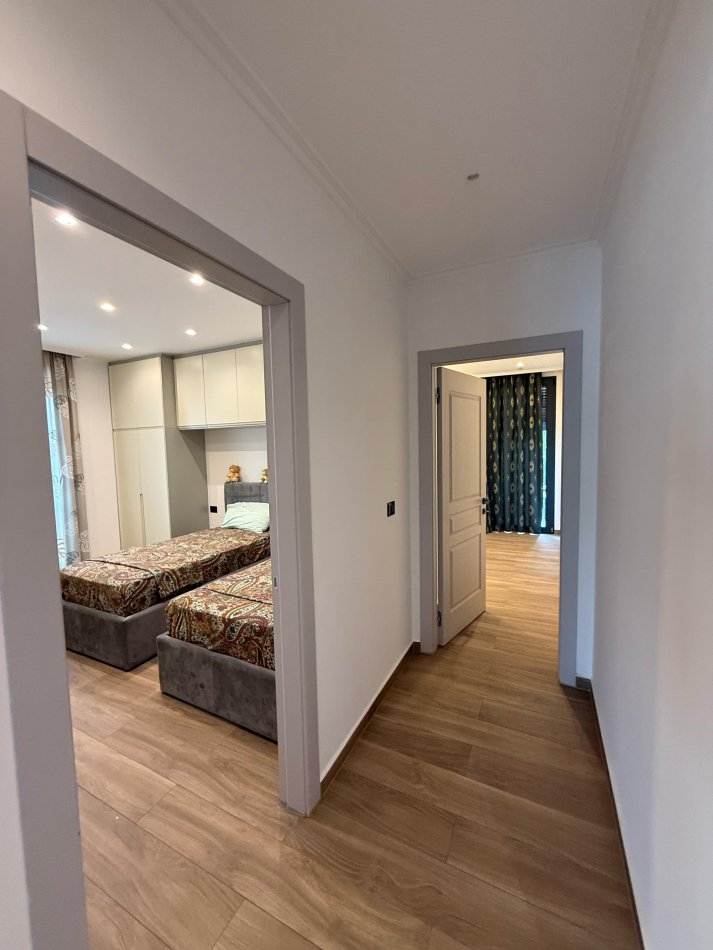 Tirane, jepet me qera apartament 2+1 Kati 1, 150 m² 1.700 € (Teg)