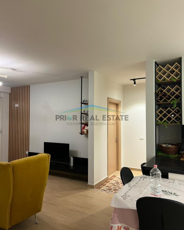 Tirane, jepet me qera apartament 3+1+Ballkon , 125 m² 1.100 € (Rr Peti, Liqeni i Thate)