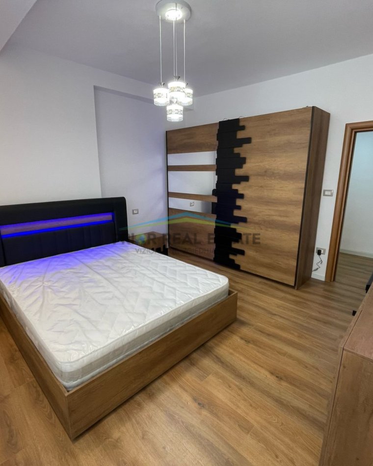 Tirane, jepet me qera apartament 2+1+Ballkon Kati 3, 80 m² 700 € (Ish Stacioni i Fundit i Tiranes se Re)