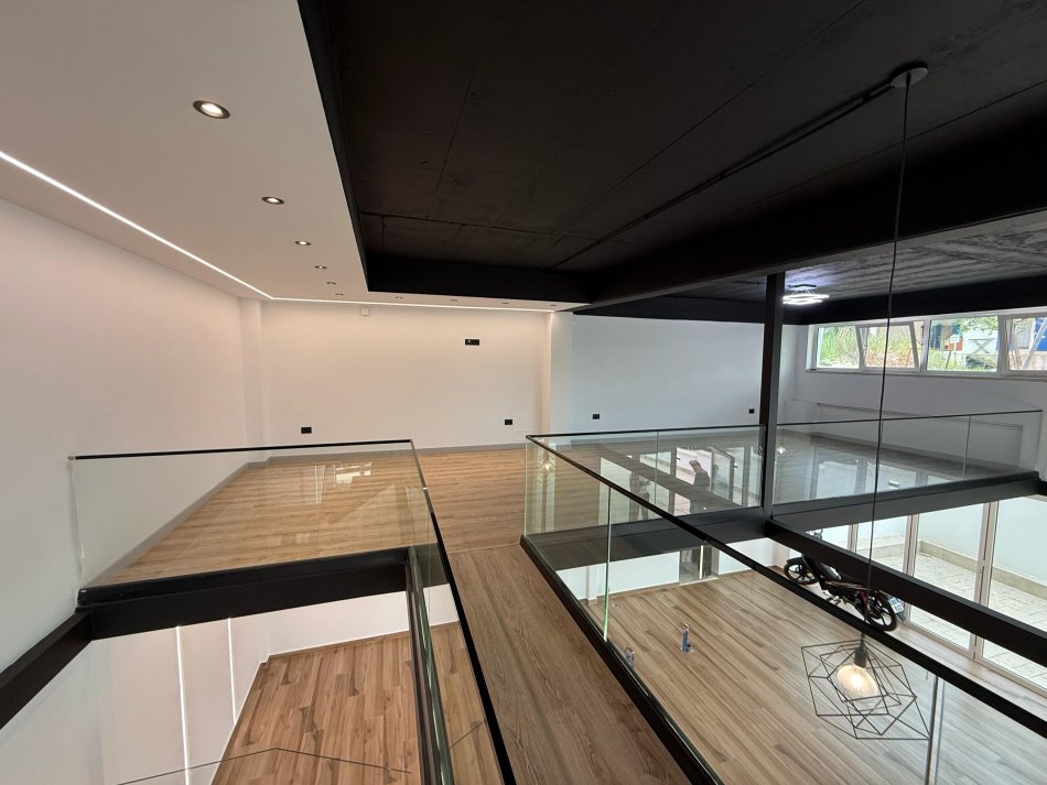 Tirane, jepet me qera ambjent biznesi Kati 0, 188 m² 2.000 € (Liqeni i Thate)