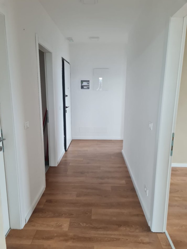 Tirane, jepet me qera apartament 3+1 Kati 8, 140 m² 1.600 € (Lake View)