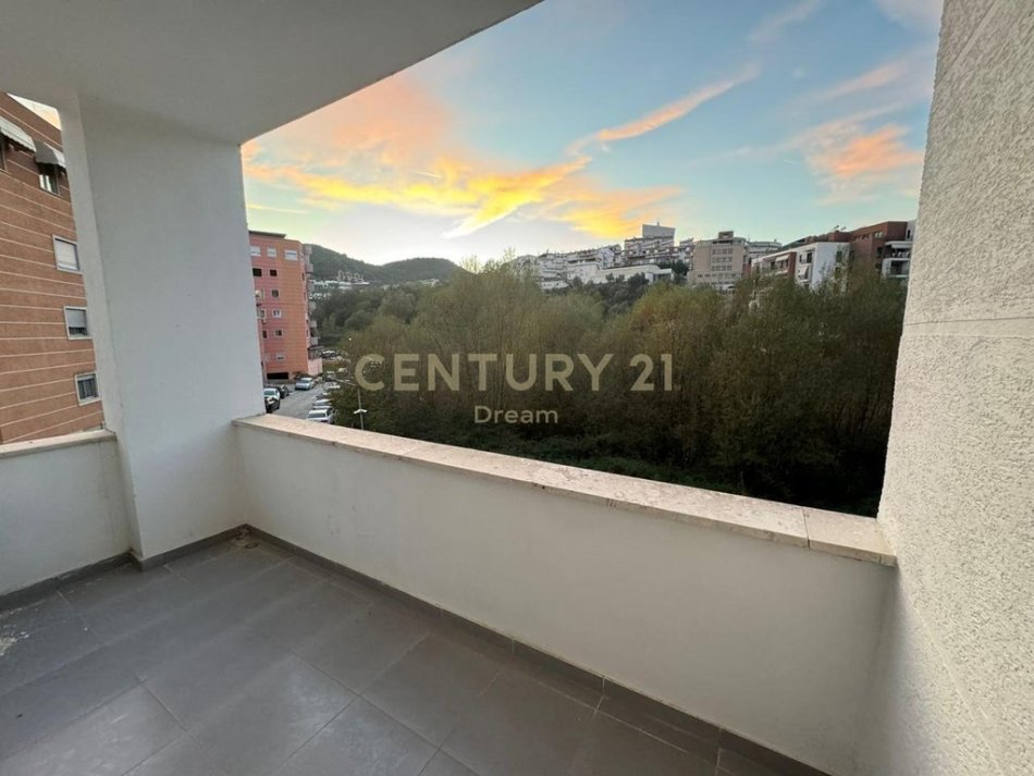 Tirane, shitet apartament 2+1 , 124 m² 180.000 € (Kopshti Botanik)