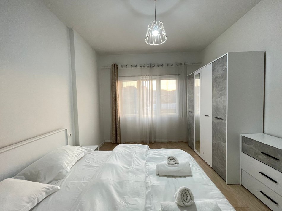 Tirane, jepet me qera apartament 2+1 Kati 4, 128 m² 1.300 € (Rruga e Kosovareve)