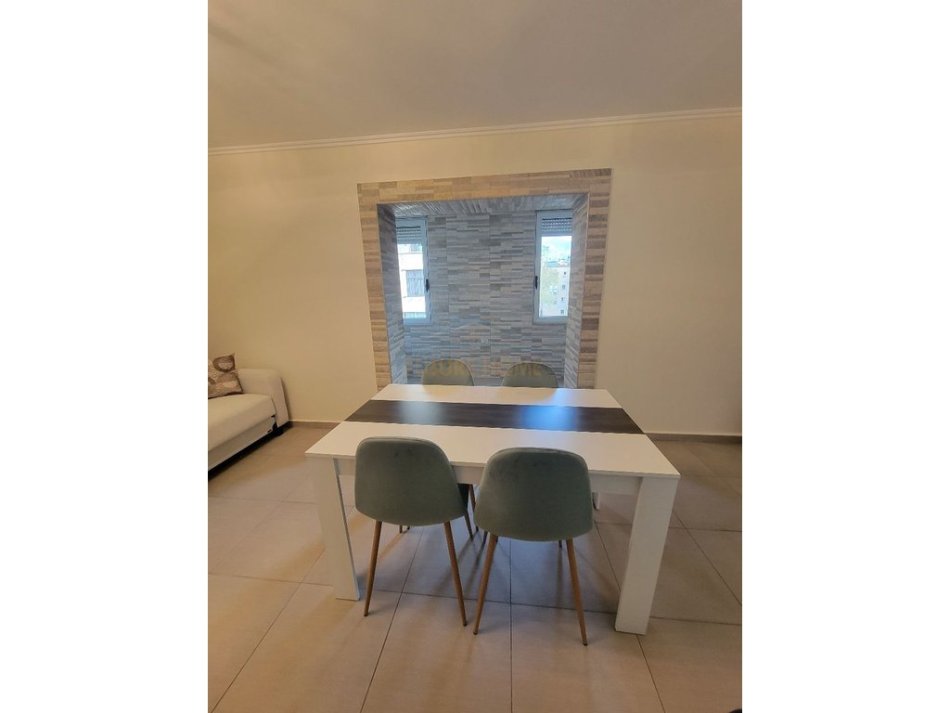 Tirane, jepet me qera apartament 1+1 Kati 3, 58 m² 450 € (Brryli)