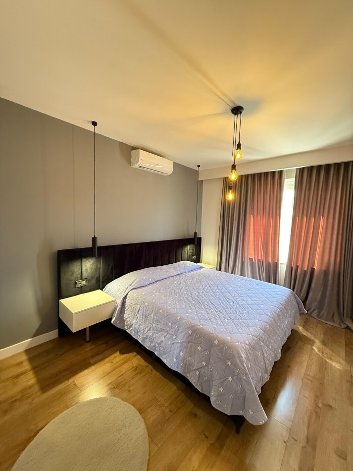 Tirane, jepet me qera apartament 1+1 Kati 11, 70 m² 700 € (Komuna e Parisit)