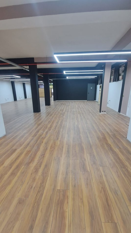 Tirane, jepet me qera dyqan Kati 0, 300 m² 2.500 € (21 Dhjetori)