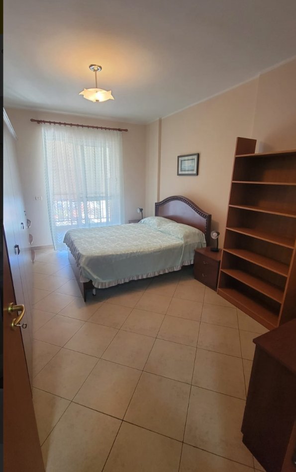 Tirane, jepet me qera apartament 3+1 Kati 5, 120 m² 900 € (Myslym Shyri)