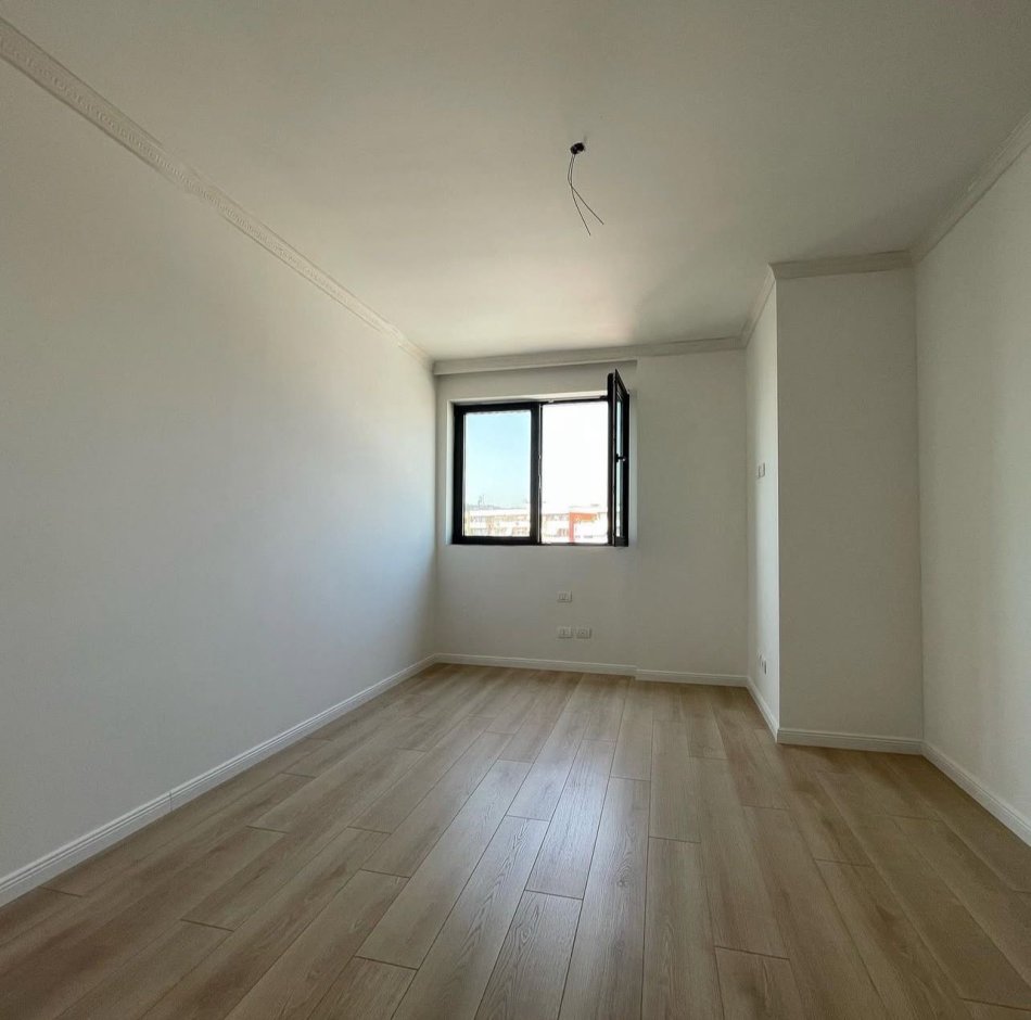Tirane, jepet me qera ambjent biznesi Kati 7, 120 m² 550 € (Unaza e Re)