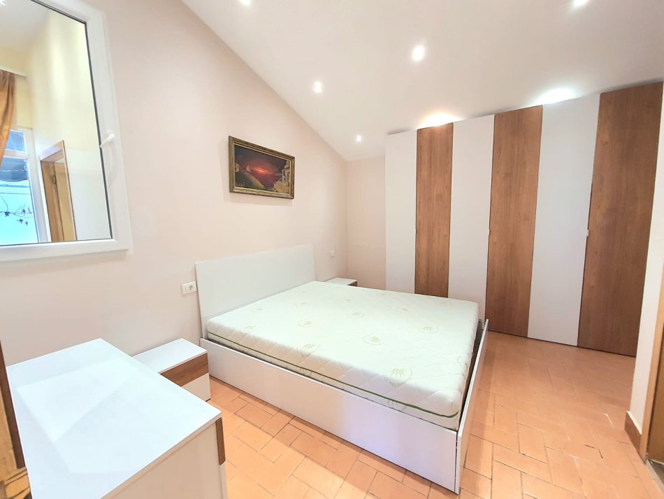 Tirane, jepet me qera apartament 2+1 Kati 3, 150 m² 650 € (Myslym Shyri)