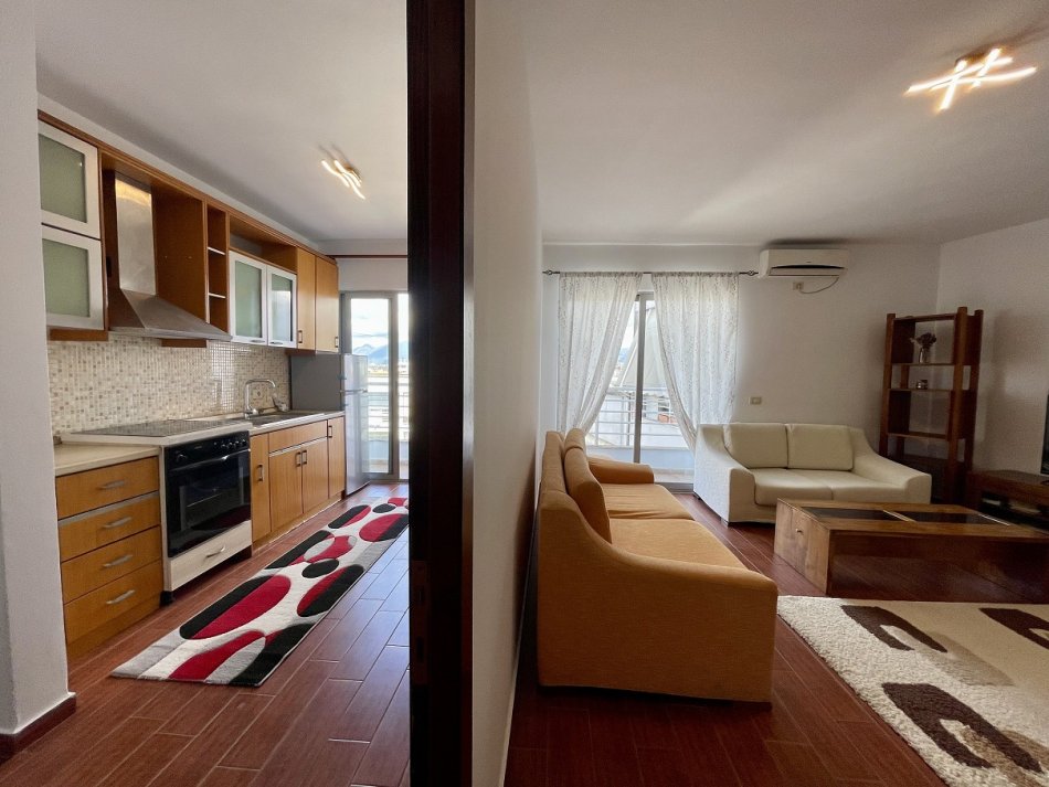 Tirane, jepet me qera apartament 2+1+Ballkon Kati 6, 570 € (Komuna e Parisit afer Kristalit)