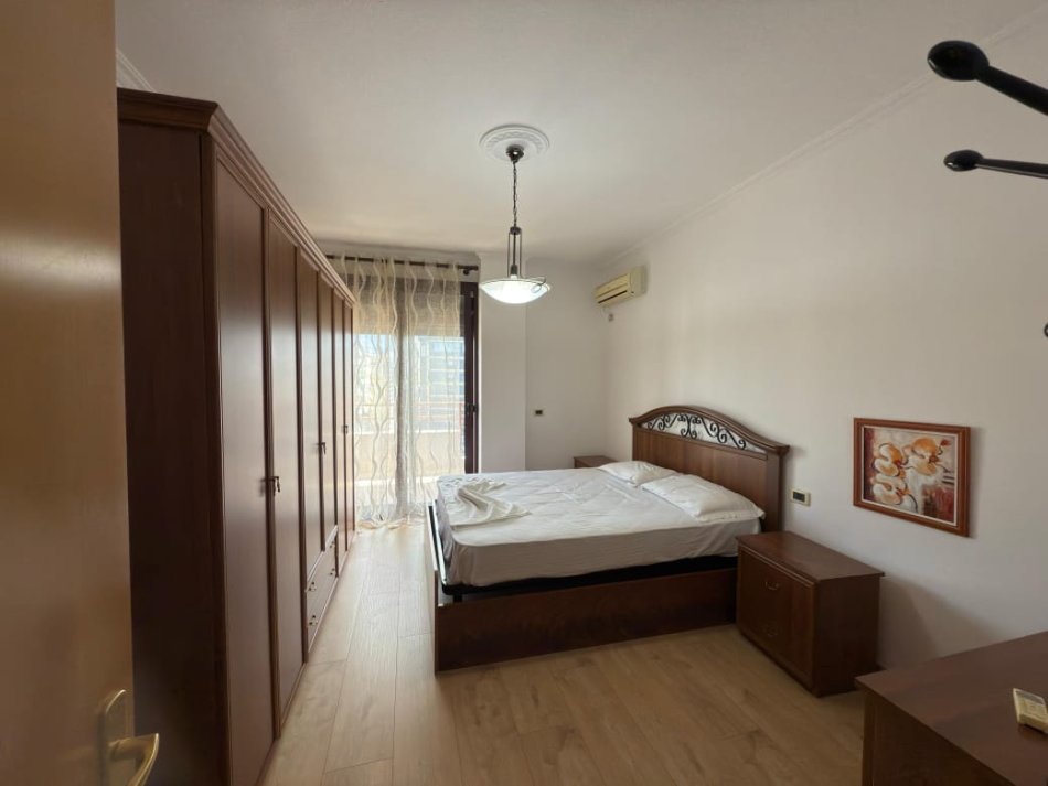 Tirane, jepet me qera apartament 2+1 Kati 9, 120 m² 800 € (Bllok)