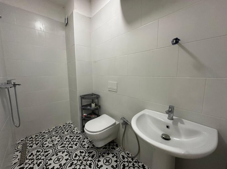 Tirane, jepet me qera zyre Kati 3, 94 m² 750 € (Pazari i Ri)