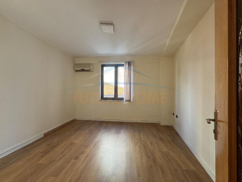 Tirane, jepet me qera Kati 1, 160 m² 1.200 € (RRUGA E DIBRES)