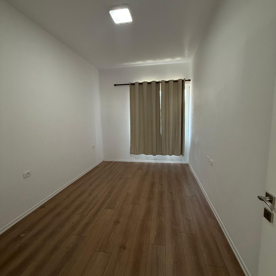 Tirane, jepet me qera zyre Kati 4, 97 m² 650 € (Prane Square 21)