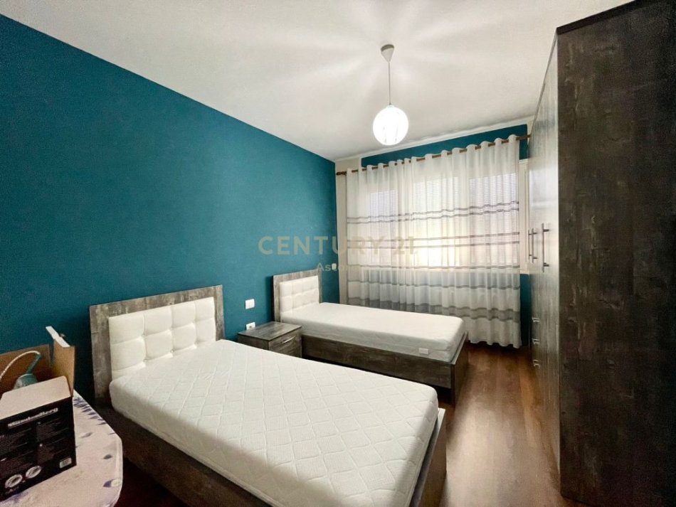 Tirane, jepet me qera apartament 2+1+Ballkon Kati 2, 102 m² 800 € 
