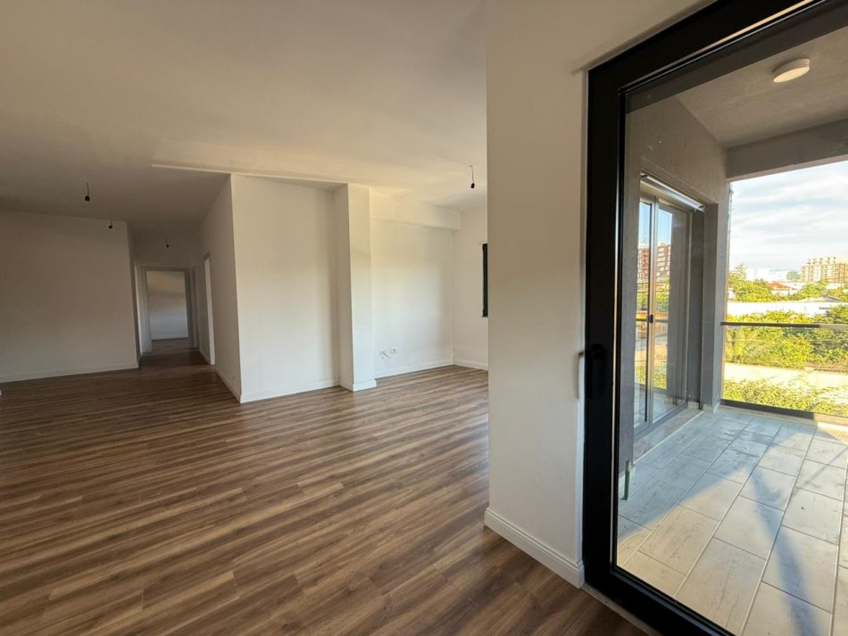 Tirane, jepet me qera zyre Kati 1, 112 m² 550 € (Unaza e Re)