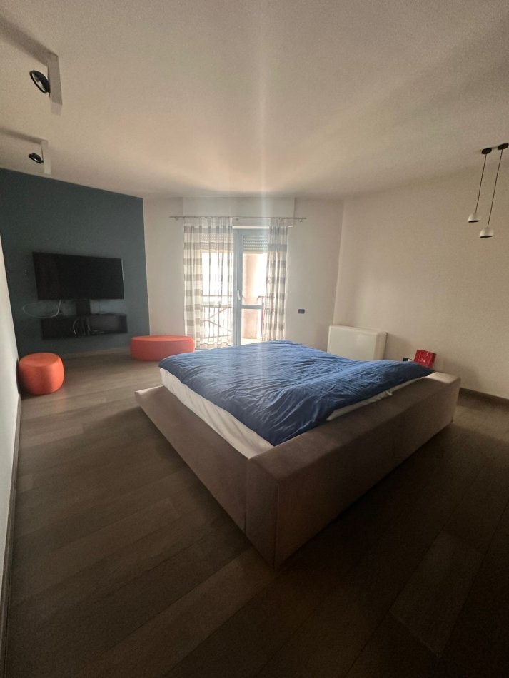 Tirane, jepet me qera zyre Kati 10, 190 m² 2.000 € (Qender)