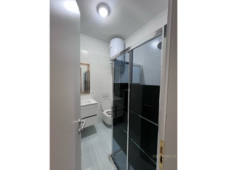 Tirane, jepet me qera apartament 2+1 Kati 6, 116 m² 700 € 