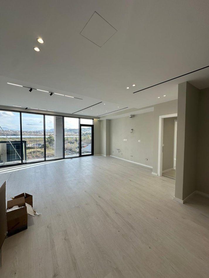 Tirane, jepet me qera apartament 2+1 , 125 m² 1.300 € 