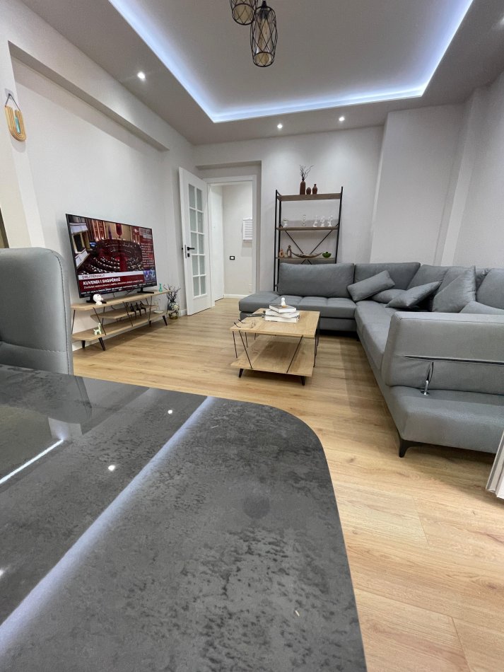 Tirane, jepet me qera apartament 2+1 Kati 11, 100 m² 850 € 