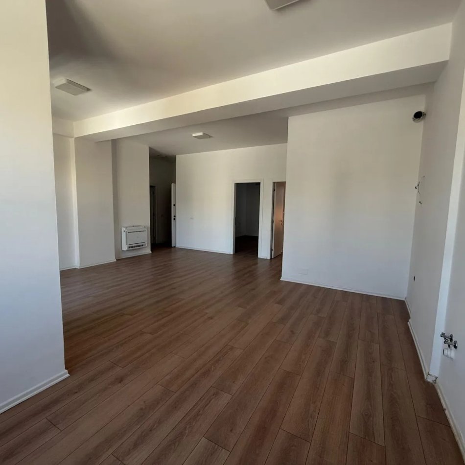 Tirane, jepet me qera zyre , 97 m² 650 € 