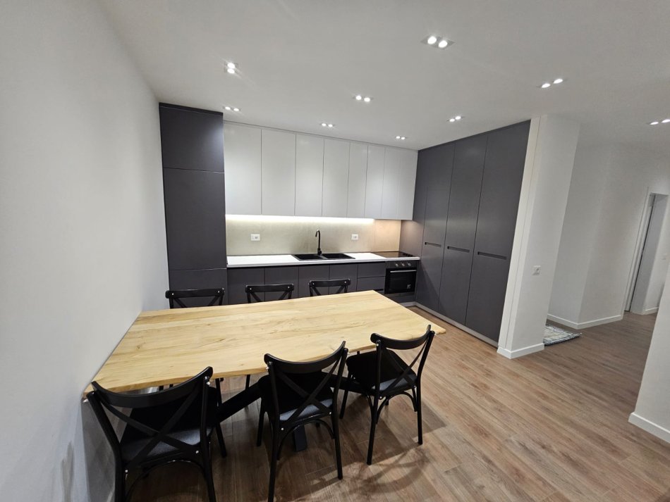 Tirane, jepet me qera apartament 2+1 , 100 m² 1.000 € 