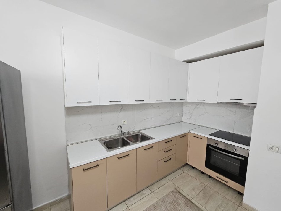 Tirane, jepet me qera apartament 2+1 , 90 m² 700 € 