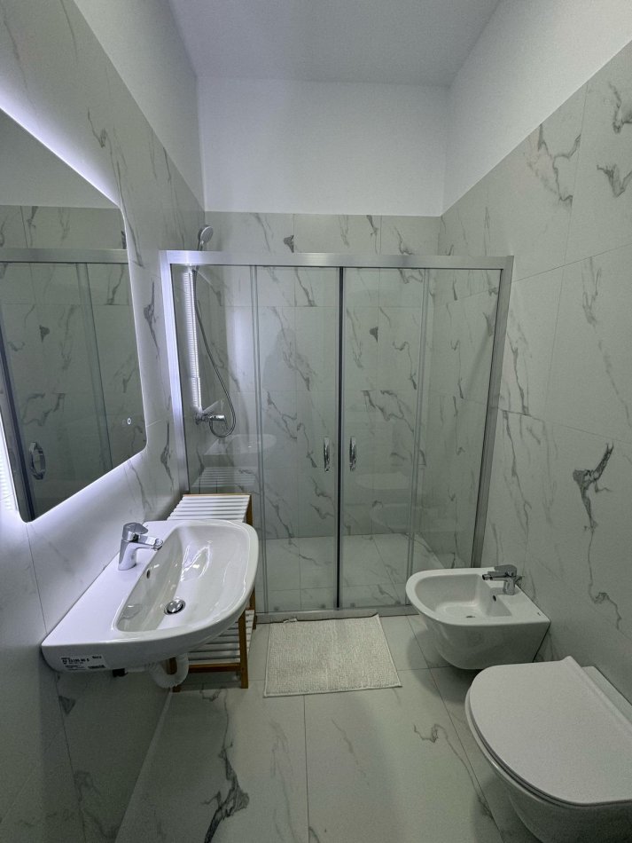 Tirane, jepet me qera apartament 1+1 , 78 m² 700 € 