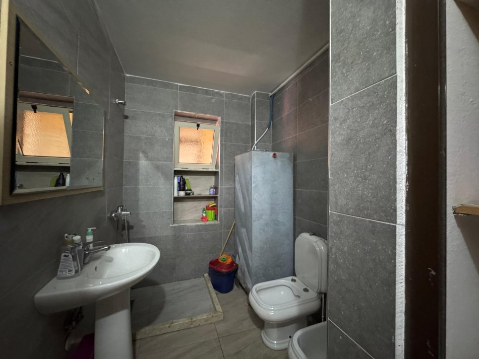 Tirane, jepet me qera apartament 1+1 Kati 5, 60 m² 500 € (Komuna e Parisit)