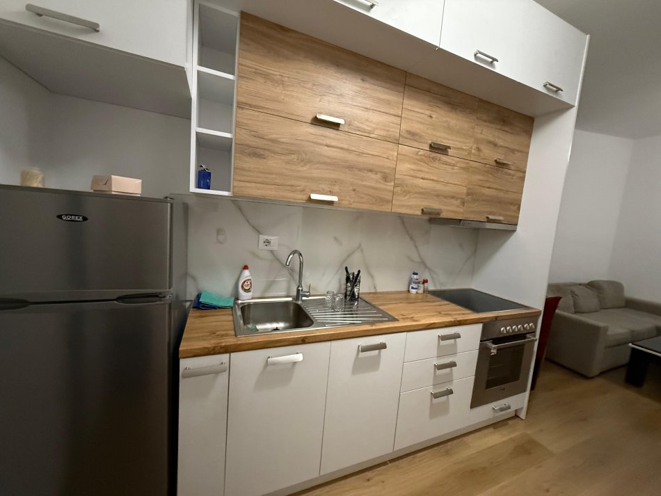 Tirane, jepet me qera apartament 1+1 , 60 m² 400 € 