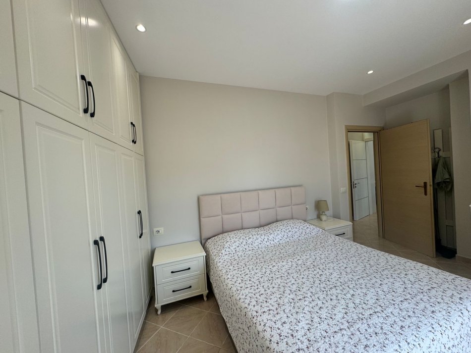 Tirane, jepet me qera apartament 2+1 , 110 m² 650 € 