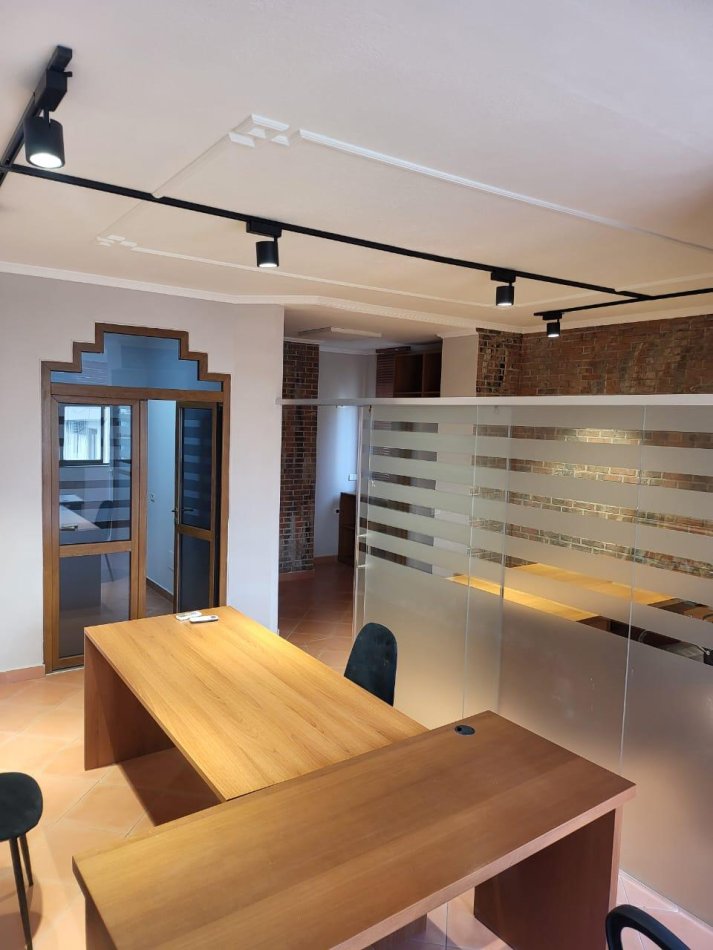 Tirane, jepet me qera zyre , 70 m² 600 € 