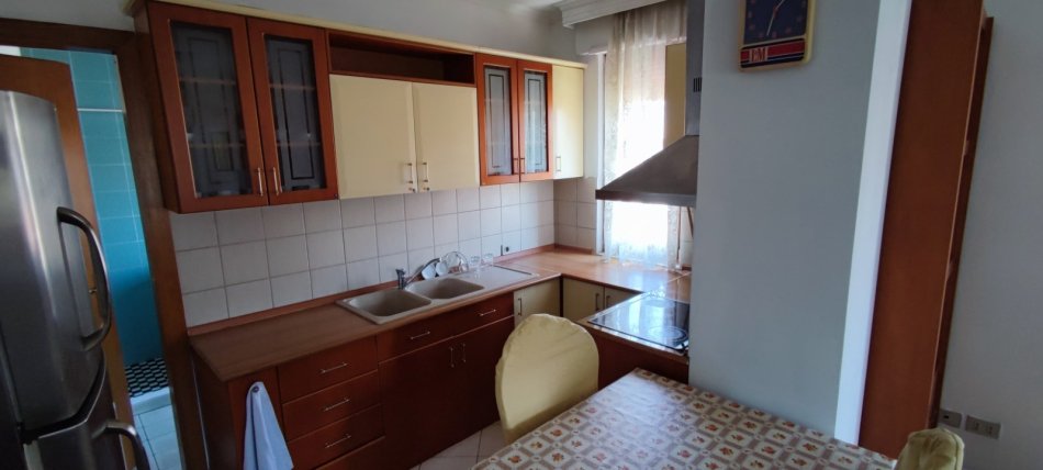 Tirane, jepet me qera apartament 1+1 , 70 m² 500 € 
