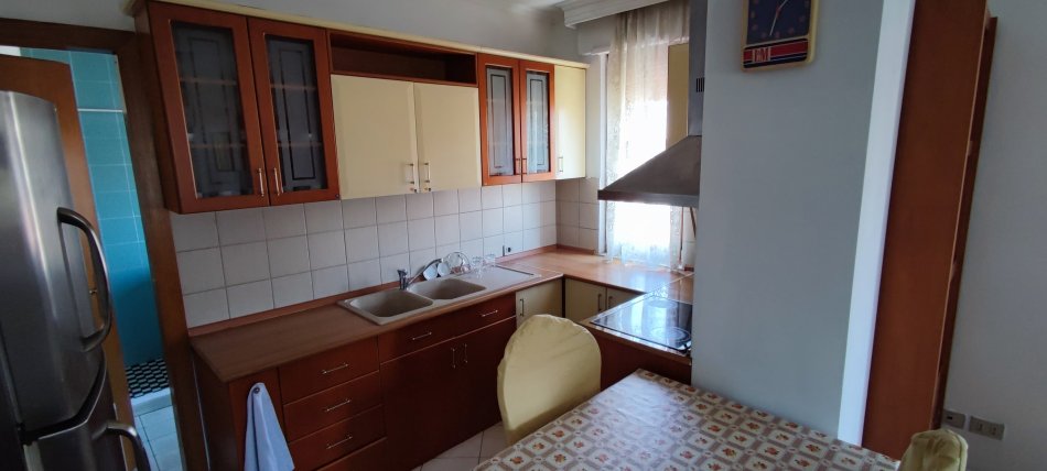 Tirane, jepet me qera apartament 1+1 Kati 6, 70 m² 500 € (Rruga e Barrikadave)