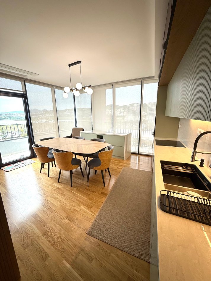 Tirane, shitet apartament 4+1+Ballkon , 214 m² 700.000 € 