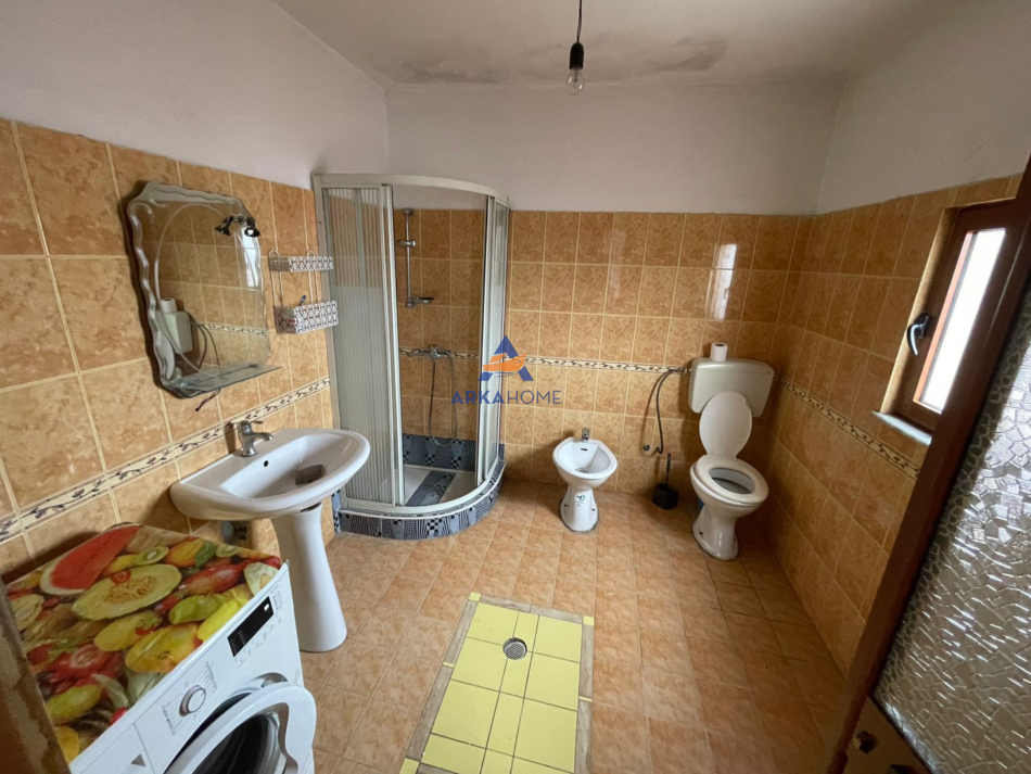 Tirane, jepet me qera shtepi 2+1+Ballkon Kati 3, 150 m² 400 € (Besnik Ceka)