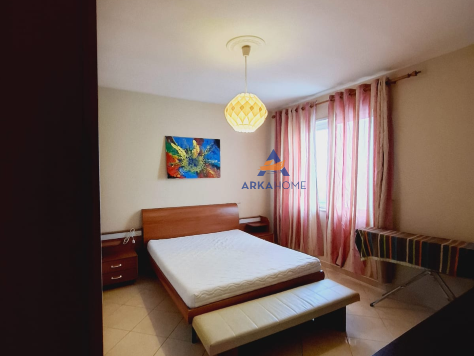 Tirane, jepet me qera apartament 2+1+Ballkon Kati 4, 125 m² 570 € 